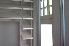 werkzeit-meyer: Begehbarer Kleiderschrank mit schrängliegenden Fächern z.B. für Schuhe
