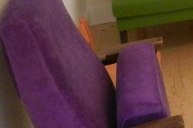 Ein Kinostuhl im Wartezimmer – mit anderem Bezug