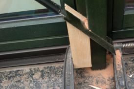 Die beschädigten Holzstellen der Rahmenteile wurden entfernt und fachgerecht ergänzt.