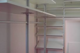 werkzeit-meyer: Begehbarer Kleiderschrank in Altbau – Plattenmaterial weiß mit umlaufender ABS Kante