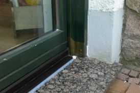 Die Reparatur ermöglichte den Erhalt der ansonsten noch gut erhaltenen Front. Somit wurde der Austausch der gesamten Fensterfront vermieden.